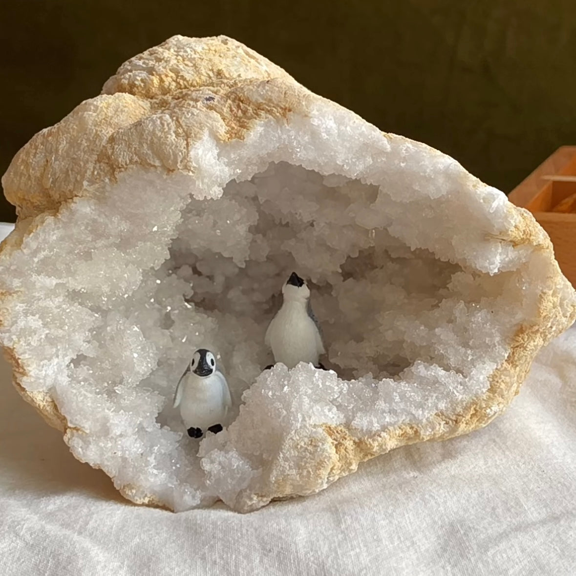 モロッコ産の白水晶ジオード割り