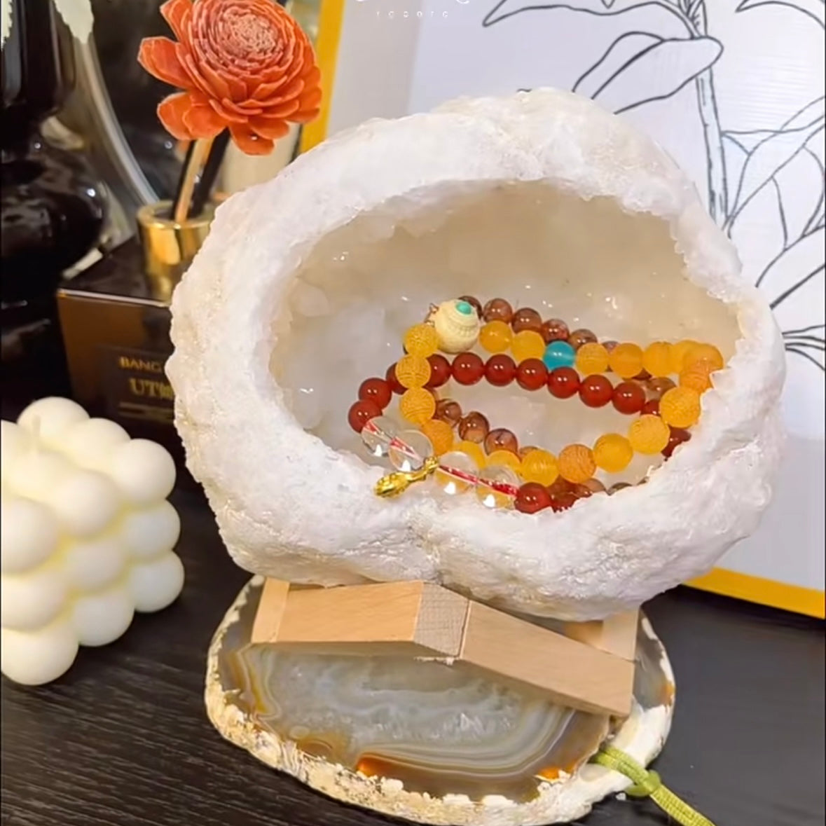 モロッコ産の白水晶ジオード割り