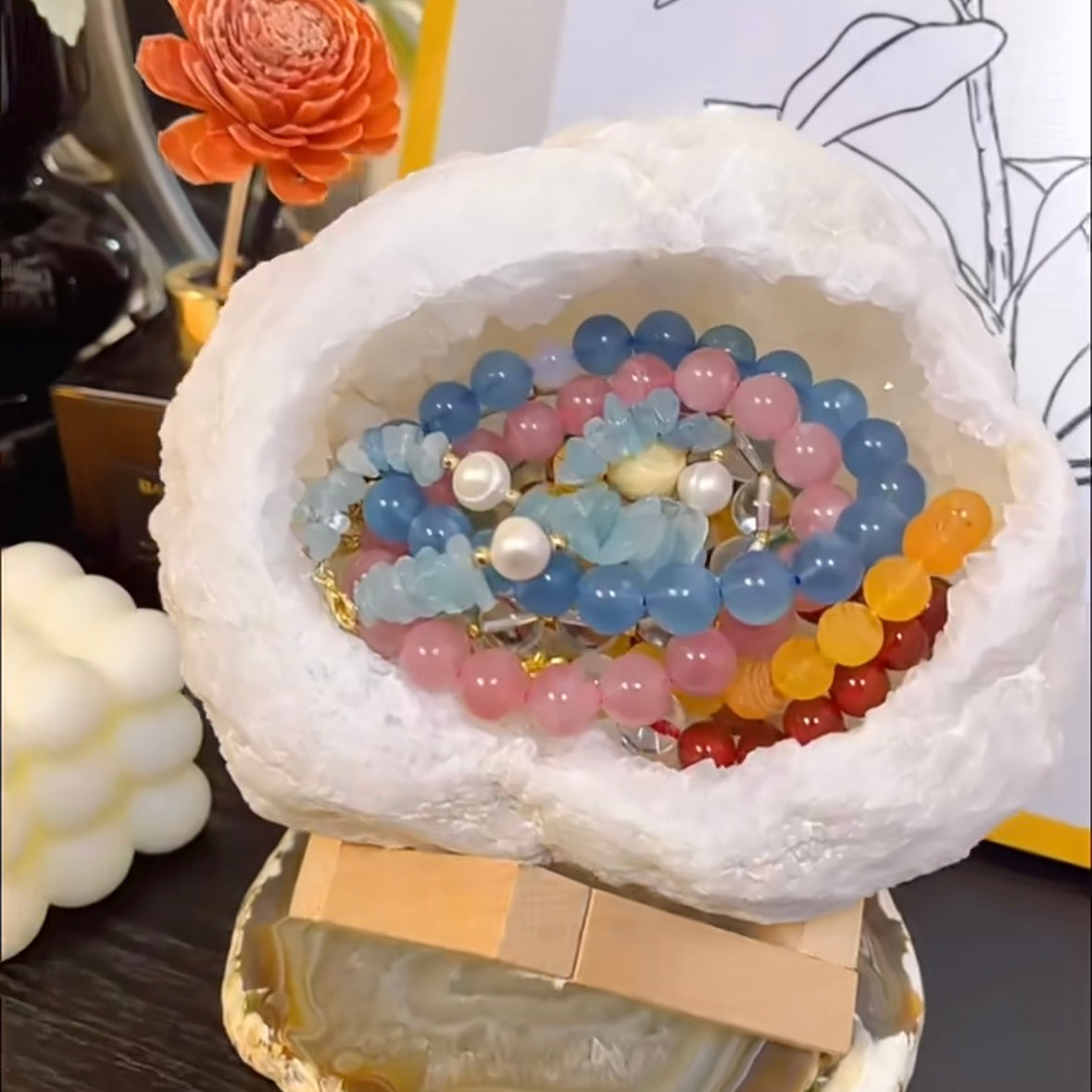 モロッコ産の白水晶ジオード割り