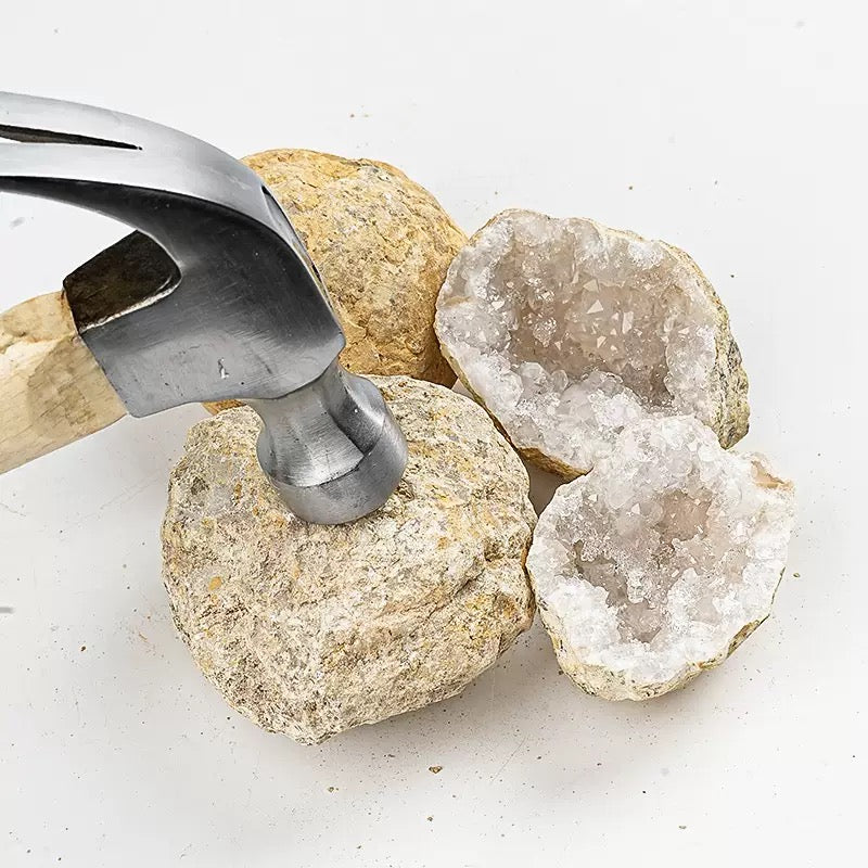 モロッコ産の白水晶ジオード割り